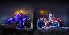 Zaměstnanci hustopečské společnosti Agrotec Group lidem připomínají blížící se Vánoce. A to slavnostně nasvícenými traktory.