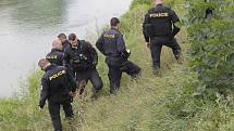 Policisté a potápěči pátrají na pobřeží i uvnitř řeky Dyje po předmětu, který souvisí s vraždou dvou lidí v Šilingrově ulici v Břeclavi.