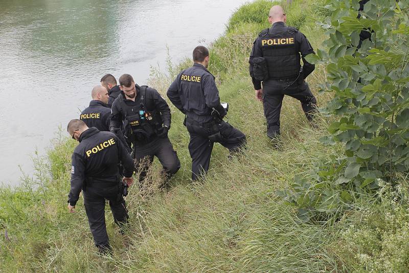 Policisté a potápěči pátrají na pobřeží i uvnitř řeky Dyje po předmětu, který souvisí s vraždou dvou lidí v Šilingrově ulici v Břeclavi.