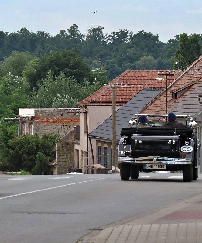 Účastníci tradiční jízdy historických automobilů 1000 mil československých projeli ve čtvrtek Lanžhotem.