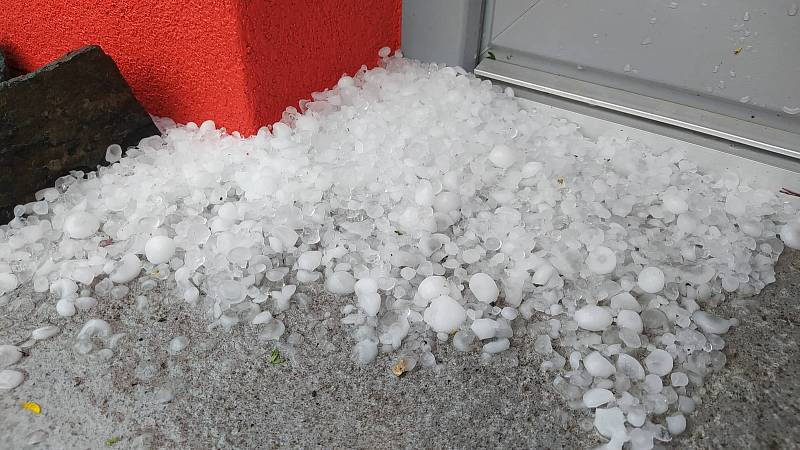 Na Šakvice na Břeclavsku spadlo první červnovou sobotu navečer krupobití.