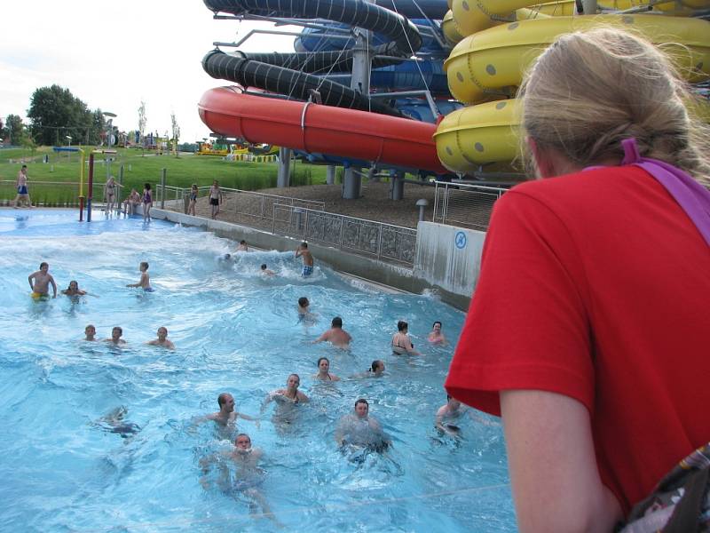 Pasohlávecký Aqualand Moravia v pátek najíždí na letní provoz. Sezonu otevřel už o víkendu. Možnost koupání nebo sjíždění tobogánů využili mnozí, hlavně rodiny s dětmi. U pokladen se však davy lidí netlačily.