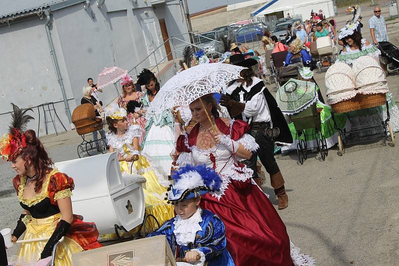 Velkými Pavlovicemi prošly ženy s historickými kočárky. Mnohé kráčely v kostýmu. 