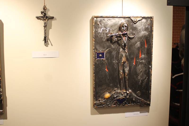 Břeclavký umělec František Varga vystavuje svá díla v břeclavské synagoze.