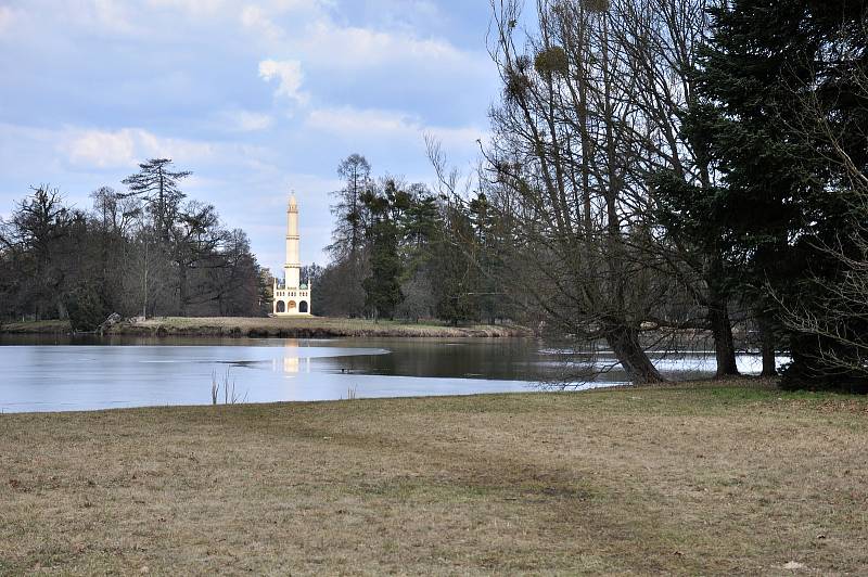 Jindy plný zámecký park v Lednici davy lidí, v sobotu po poledni zel prázdnotou. Na vycházku či za sportem se tam vydalo jen několik jedinců z místních obyvatel.