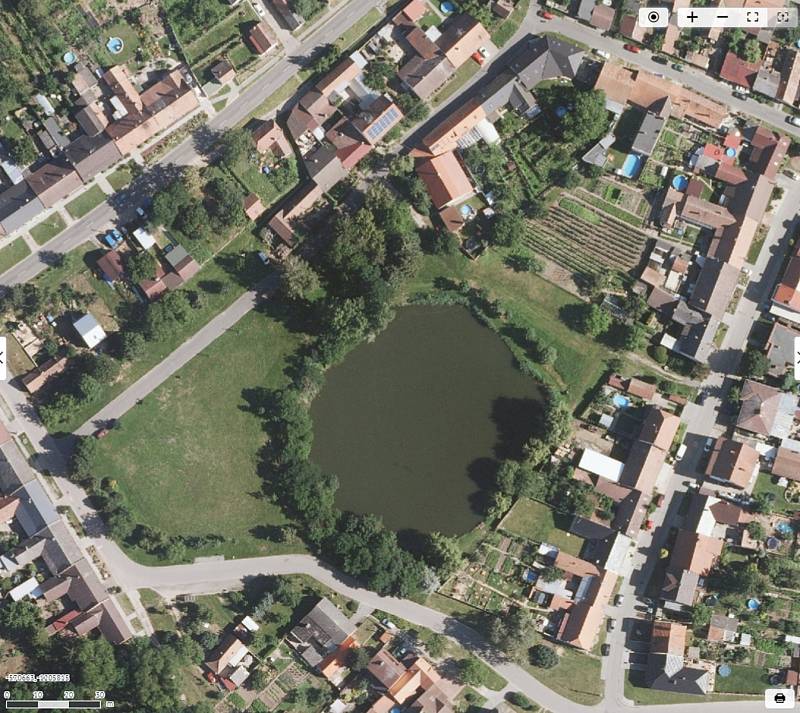 Letecké snímky zachycující pohled na obce zasažené tornádem. A to v roce 2018 před katastrofou, krátce po ní a na konci července. Na snímku rybník v Mikulčicích.