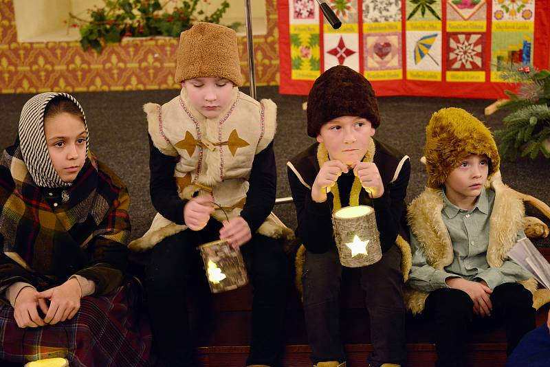 Z vernisáže tradiční adventní výstavy patchworku v břeclavské synagoze.