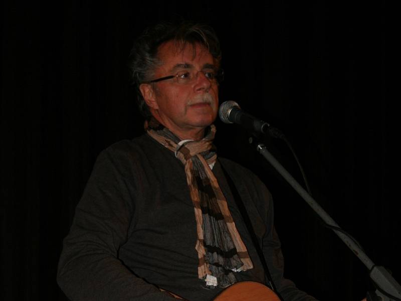 Slovenský muzikant Pavol Hammel zahrál v břeclavském kině Koruna. 