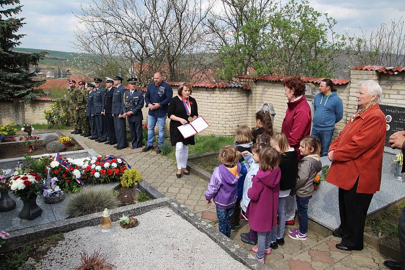 Lidé v Morkůvkách si připomněli 108. výročí narození generála Františka Peřiny