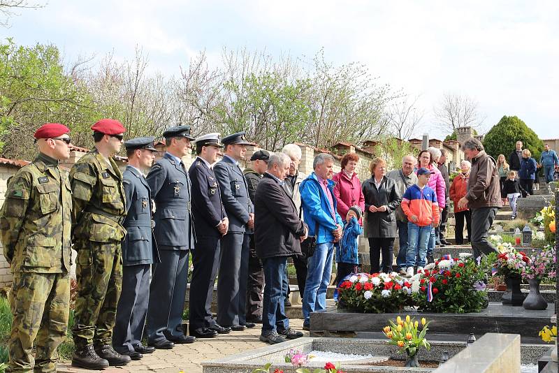 Lidé v Morkůvkách si připomněli 108. výročí narození generála Františka Peřiny