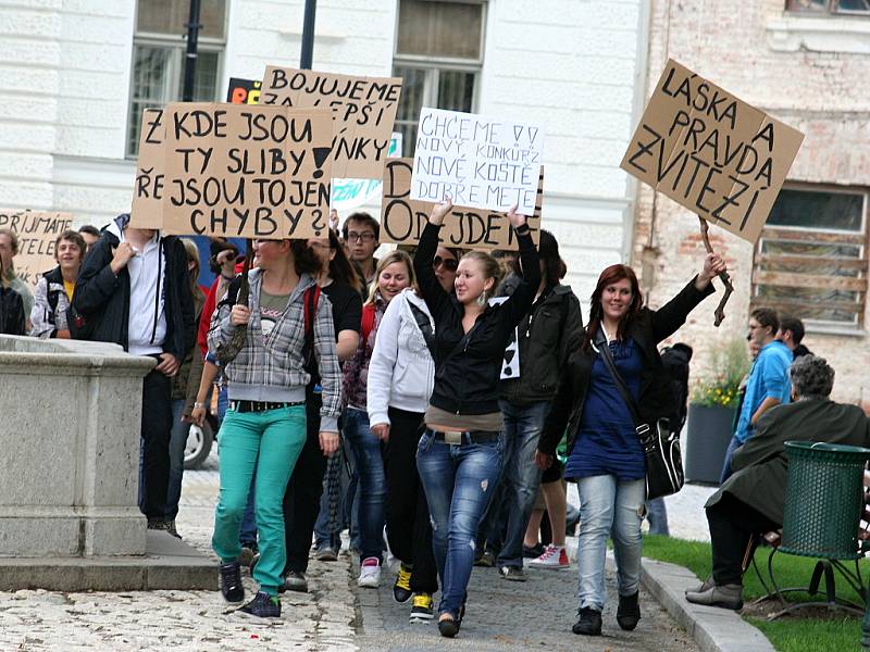 Nespokojení demonstranti prošli Valticemi.