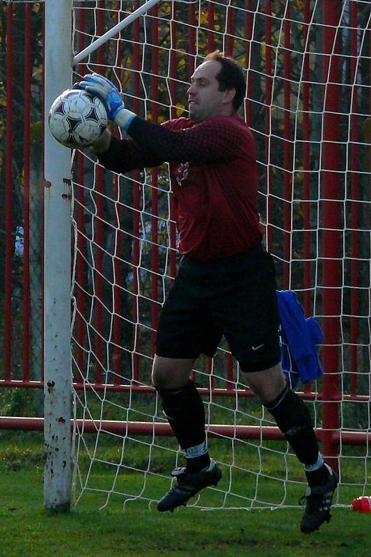 Fotbalisté Velkých Bílovic (v modrém) porazili v okresním přeboru hustopečské áčko.