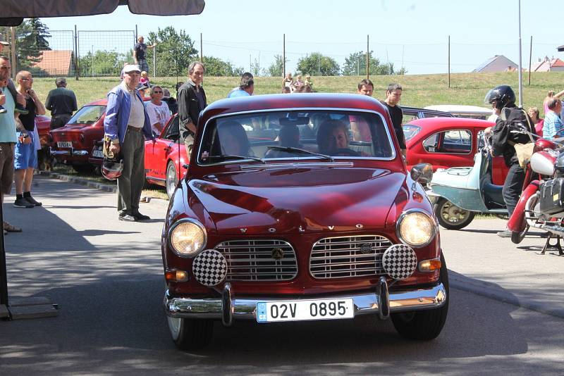 Desítky historických vozů zaplnily v sobotu náves v Śitbořicích. Spolek Artecycles pořádal přehlídku veteránů. Akci doplnil i pivní festival a koncert kapely Na2fáze. 