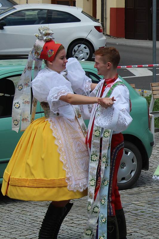 Mikulov ovládly hody. V krojích šly i děti.