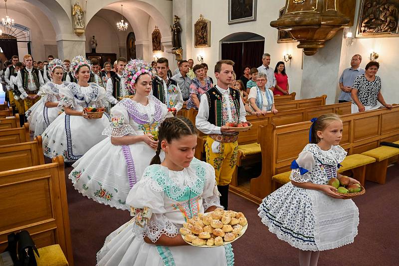 Zahrávání hodů a oslava dožínek ve Velkých Bílovicích.