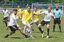 Fotbalisté Břeclavi (ve žlutých dresech) podlehli Bystřici nad Pernštejnem 2:3