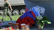 Vzpomínkové akce k 73. výročí osvobození Československa od fašismu se ve Starovičkách na Břeclavsku zúčastnili členové motorkářského klubu Noční vlci. Položili věnce k památníku, jemuž vévodí tank.