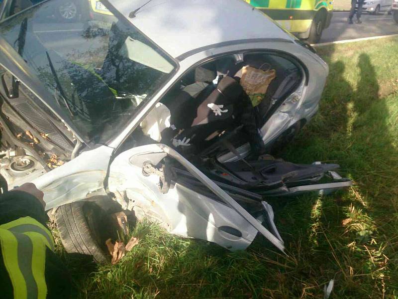 Osobní auto skončilo mimo silnici v sobotu ráno u Velkých Němčic. Mladého muže hasiči vyprošťovali.