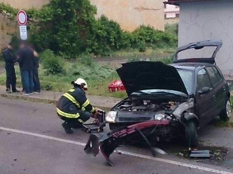 Osobní auto značky Renault havarovalo v neděli před půl šestou ráno v Mikulově. Záchranná služba ošetřila na místě dvě zraněné osoby. Nehoda v ulici Komenského zkomplikovala dopravu.