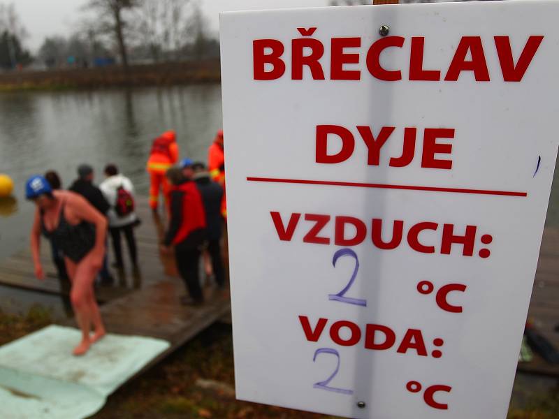Desítky otužilců se vydaly na Štěpána do studené řeky Dyje v Břeclavi. Při Vánočním kilometru absolvovali absolvovali trať od sto do jednoho tisíce metrů.