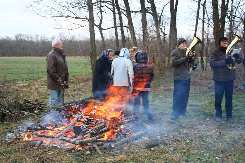 Setkání obyvatel Nového Přerova a Wildendürnbachu na česko-rakouské hranici.