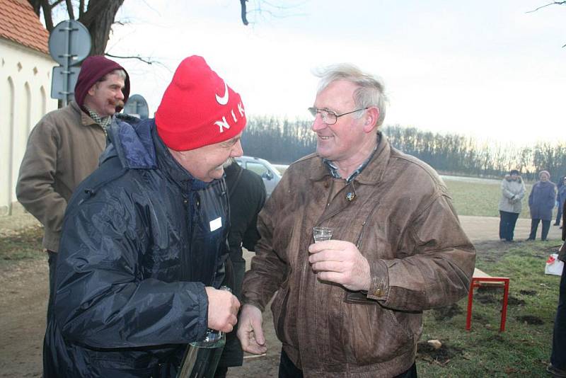 Setkání obyvatel Nového Přerova a Wildendürnbachu na česko-rakouské hranici.