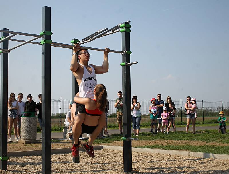 Nové workoutové hřiště otevřeli na sokolském stadionu v Lanžhotě. Lidé tam mohou cvičit s vlastní vahou. Jak na to, předvedla skupina Workout club.