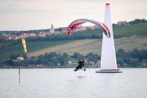 Nad hladinou Nových Mlýnů soutěžili celý týden piloti paraglidů na mistrovství světa ve slalomu.