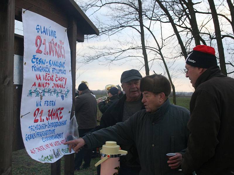 Setkání obyvatel Nového Přerova a Wildendürnbachu na česko-rakouské hranici.