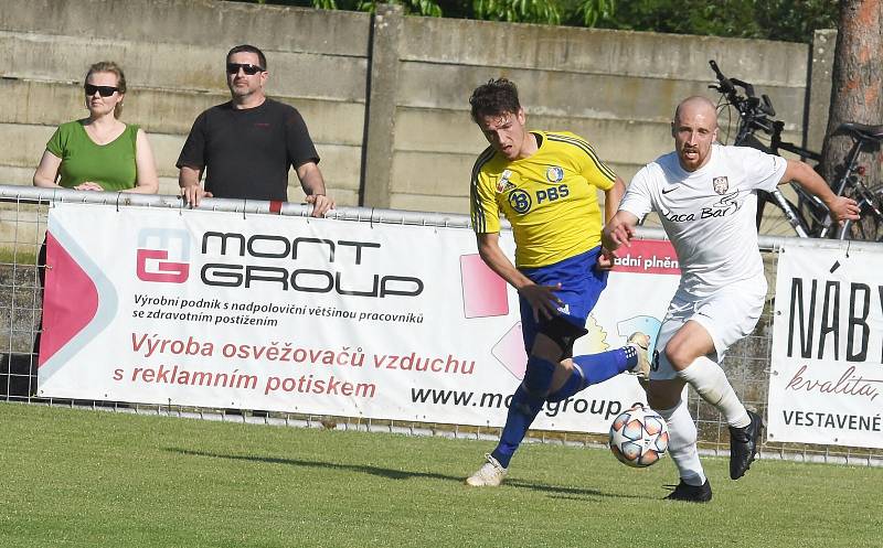 Fotbalisté Lanžhotu (v bílých dresech) prohráli s Velkou Bíteší 0:2