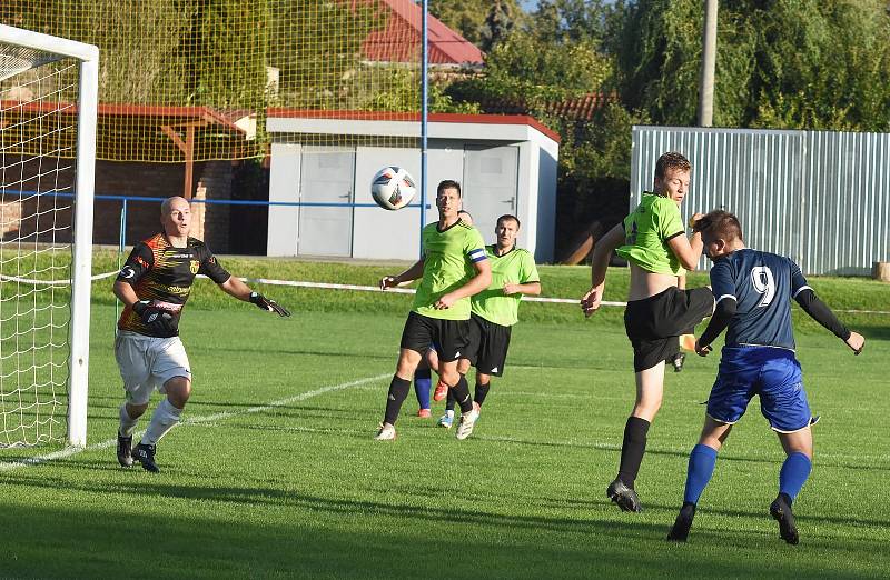 Fotbalisté Tvrdonic (v modrém) doma porazili Moravskou Novou Ves 4:3.