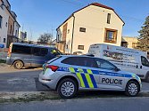 Výbuch a následný požár nastal v městském bytovém domě v Žižkově ulici v Hustopečích. Událost prověřují policisté.
