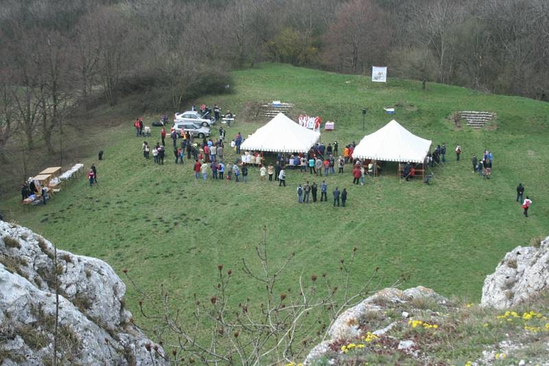 Sobotní pouť ke svatému Jiří mířila z kostela na Sirotčí hrádek. 