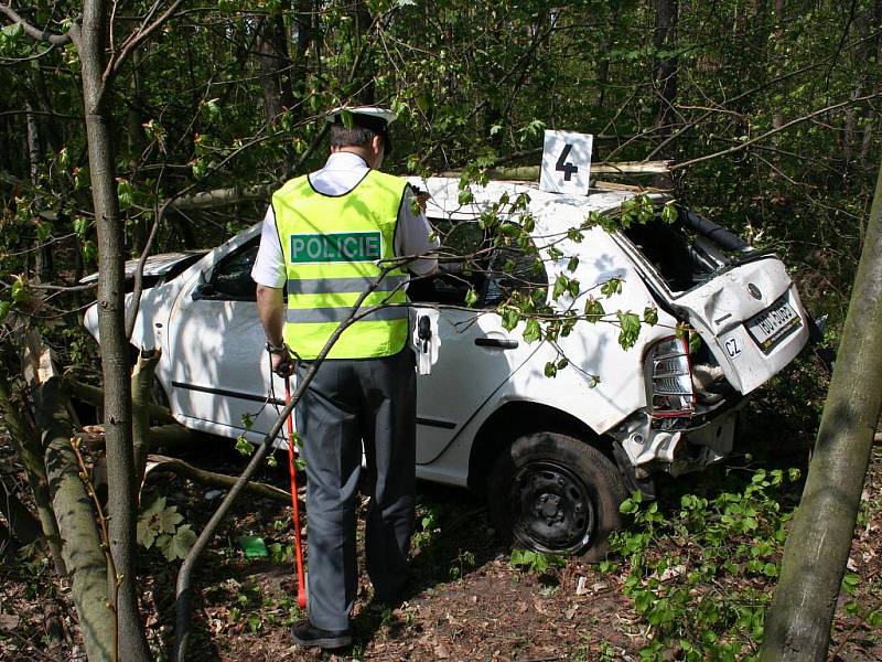 Havarovaná Škoda Fabia. Ženy vyvázly bez vážného zranění.