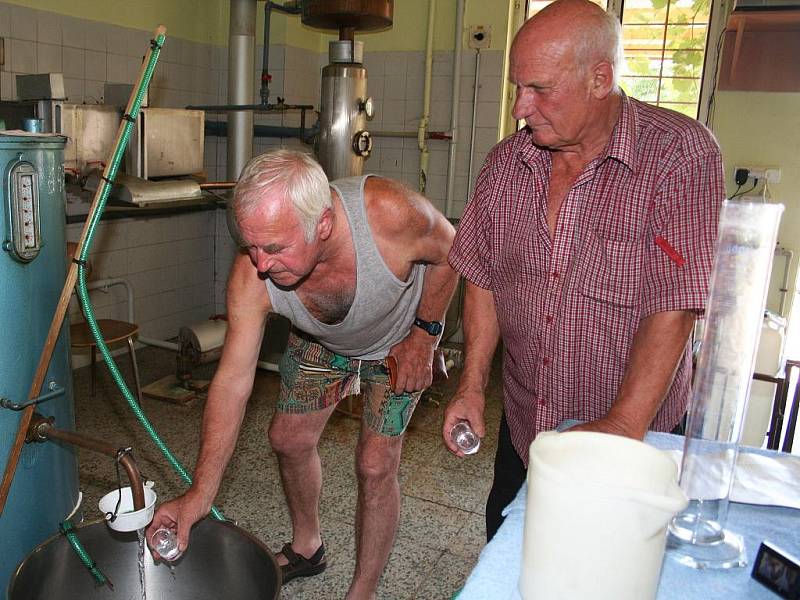 S velkým náporem se potýkají pálenice na Břeclavsku. Lidé přivážejí především meruňky.