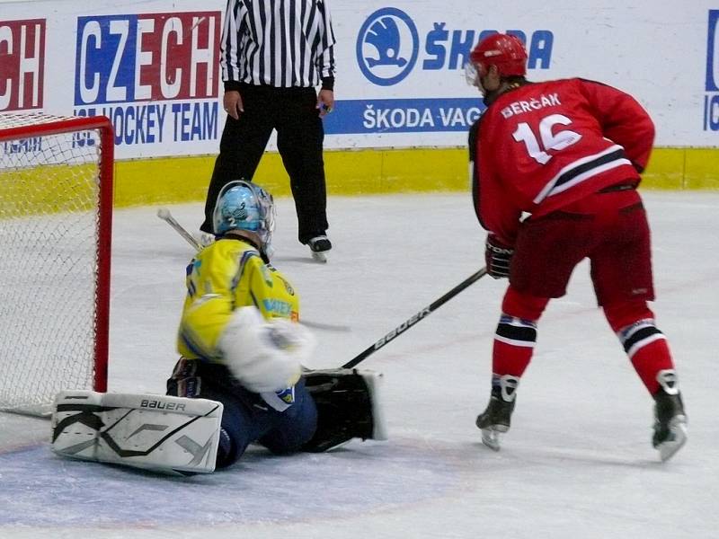 Břeclavští hokejisté (ve žlutém) zdolali Prostějov až po nájezdech.