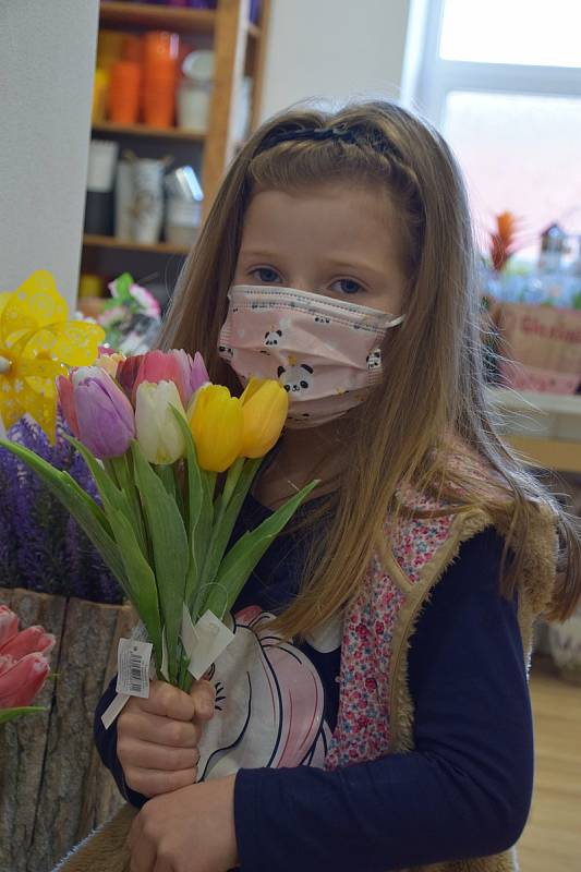 Jaro se hlásí. Desítky lidí vyrazily o víkendu do zahradních center a květinářství v okrese. Největší zájem je o primulky, macešky, ale i o osivo či řezané a umělé tulipány.