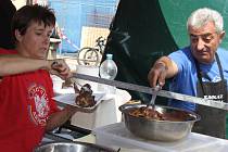 Festival národů Podyjí nabídl nášvěvníkům na dvacet stánků se specialitami z různých evropských kuchyní.