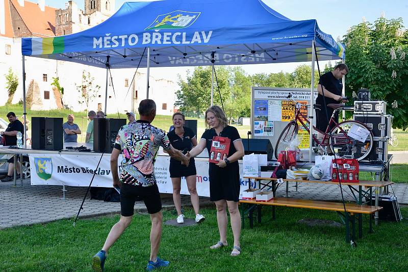 Příjemné sobotní počasí vytáhlo mnoho výletníků na letošní otevírání Lichtenštejnských stezek na Břeclavsku.