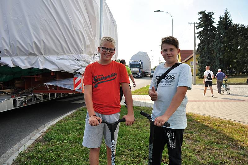 Obří transport míří z Třebíče do Hodonína k slovenským hranicím. Jede až do Velké Británie. Na snímku průjezd přes Pohořelice na Brněnsku.