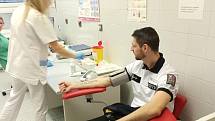 Policisté a občanští zaměstnanci darovali v Břeclavi svou krev, která pomáhá lékařům při záchraně lidských životů.
