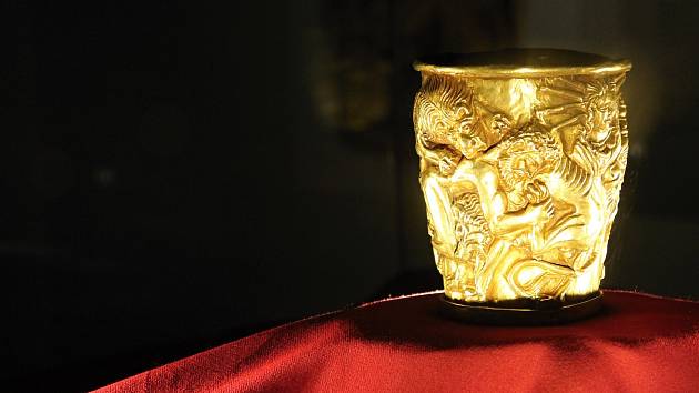 Ve valtickém zámku je do konce července k vidění světový unikát - zlatý pohár Alexandra Velikého.