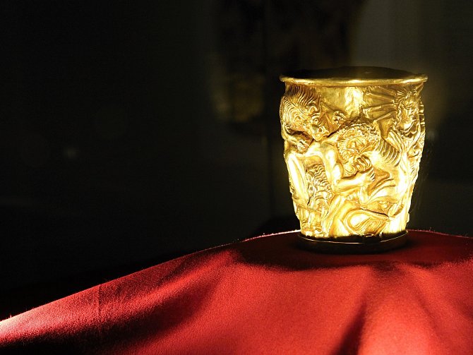 Ve valtickém zámku je do konce července k vidění světový unikát - zlatý pohár Alexandra Velikého.