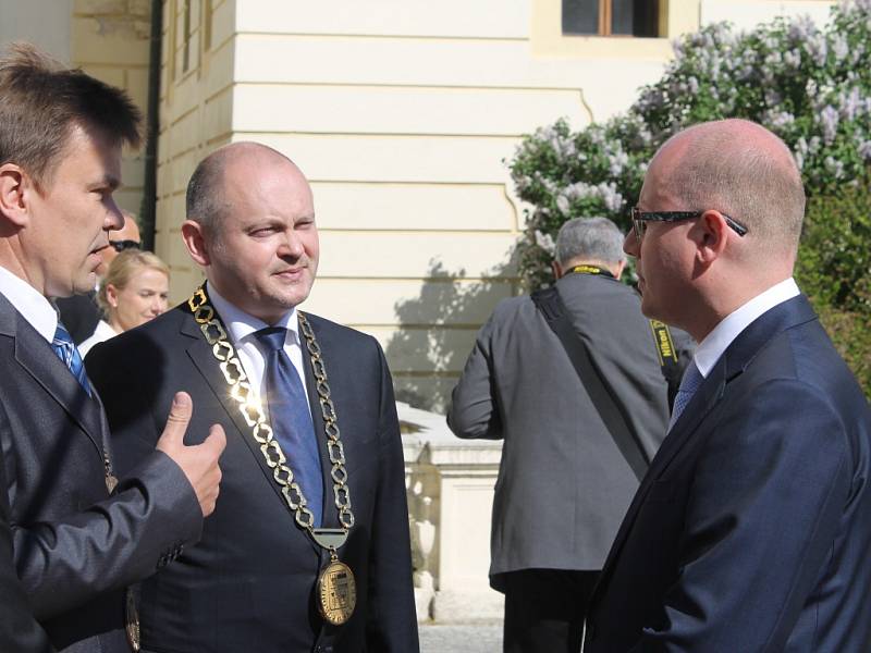 Společné zasedání vlád České republiky a Slovenska hostí Valtice. Premiéři Sobotka a Fico se i se svými kabinety sešli na zámku.