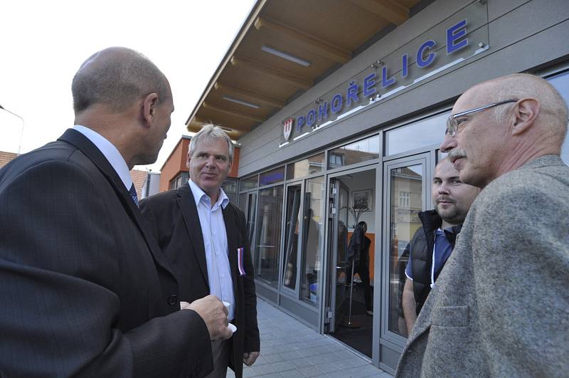 Nová moderní čekárna, která vyrostla u pohořelického autobusového nádraží, už slouží cestujícím. Patří k ní i kavárna a sociální zázemí. U otevření nechyběl ani valtický poslanec Jiří Petrů.