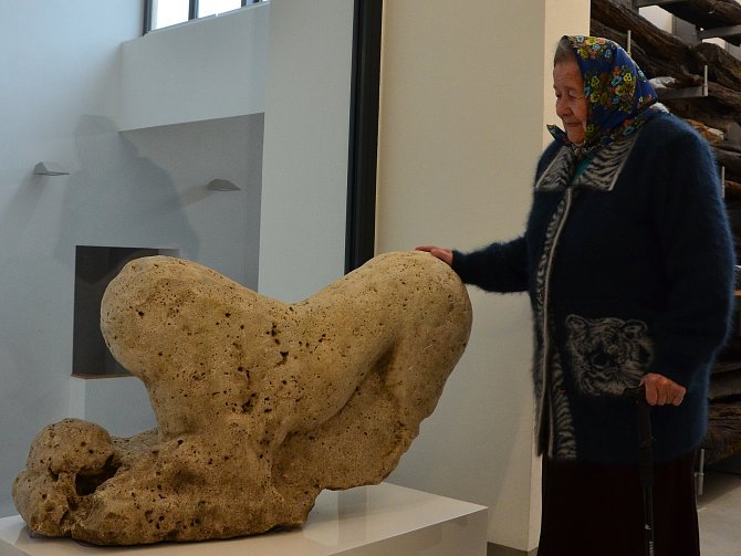 Milada Filipovičová se po letech setkala se sochou římského lva. 