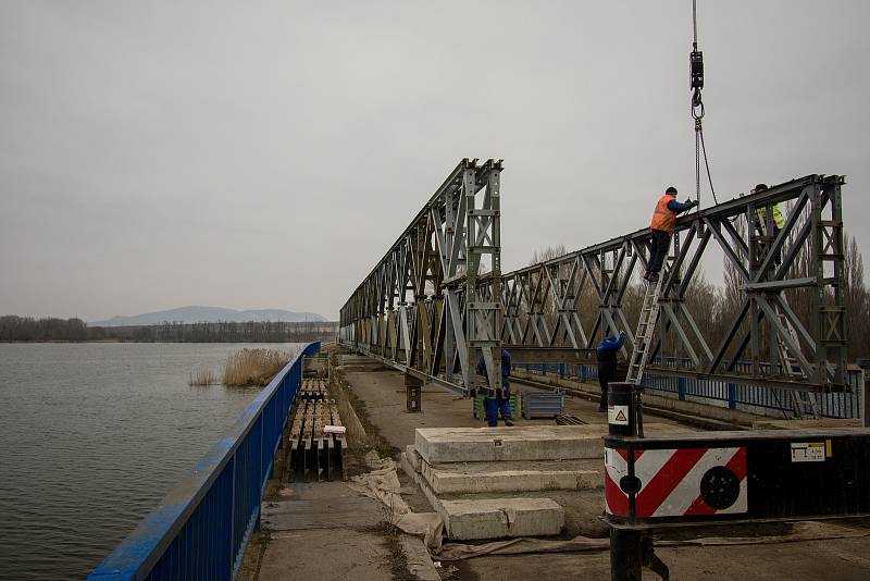 Silničáři odstraňují mostní provizorium v Brodě nad Dyjí.