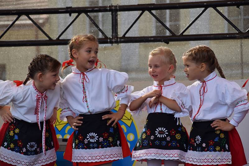 Burčákové slavnosti v Hustopečích střídavě doprovázel déšť a slunce.