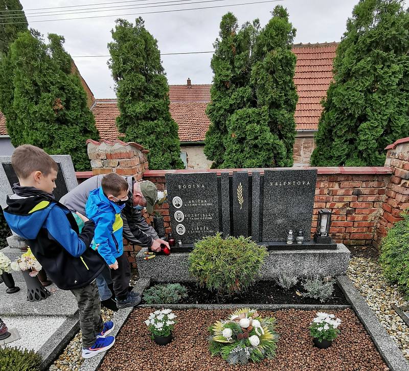 Desítky lidí zamířily v sobotu v dopoledních hodinách na rakvický hřbitov