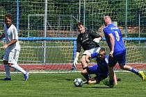 Ledničtí fotbalisté (v bílém) v posledním utkání miniturnaje porazili Valtice 6:4.